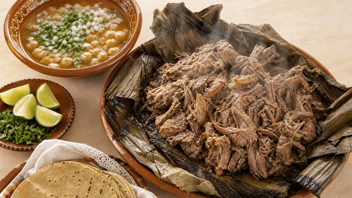 Barbacoa de borrego en penca de maguey