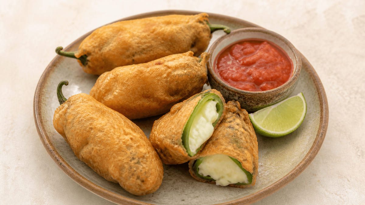 Chiles jalapeños rellenos de queso capeados