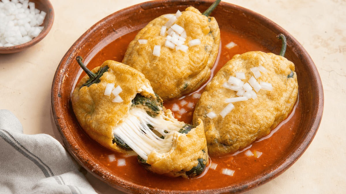 Chiles rellenos de queso capeados estilo Durango — Durango