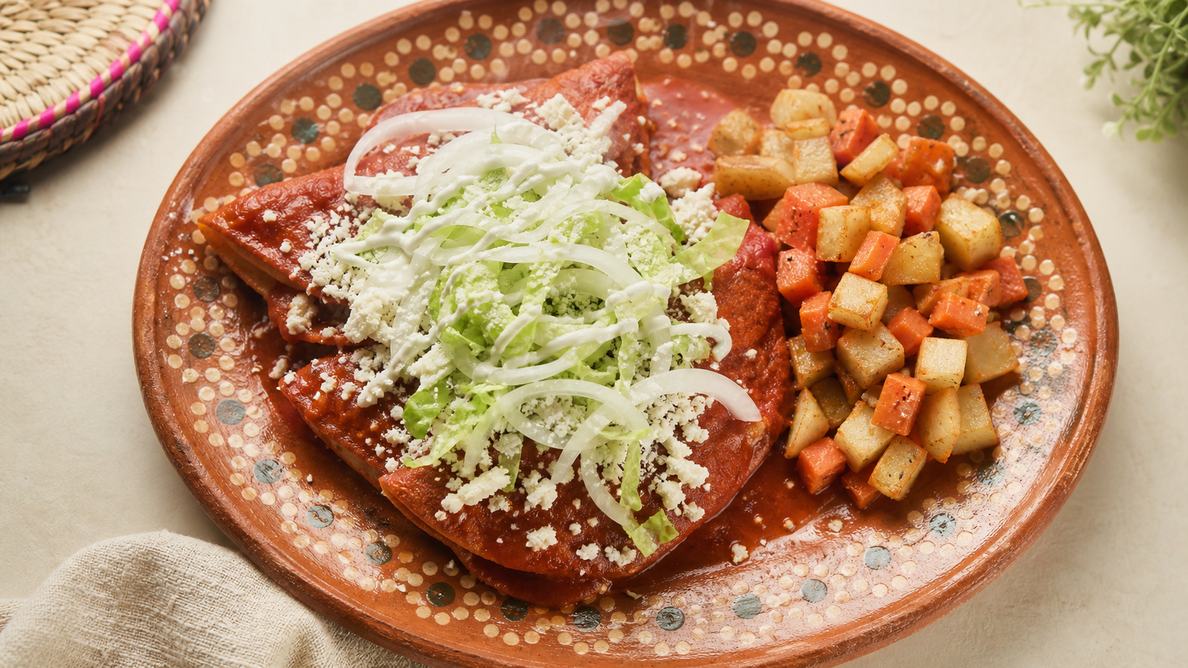 Enchiladas rojas aguascalentenses con cotija