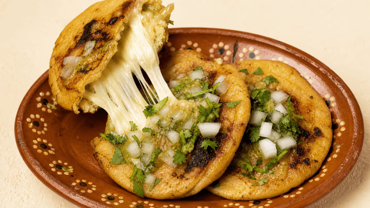Gorditas rellenas de queso Oaxaca