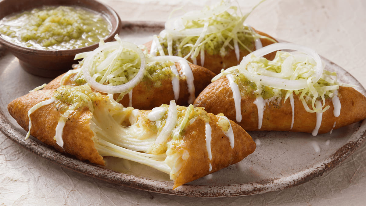 Molotes oaxaqueños de quesillo — Oaxaca