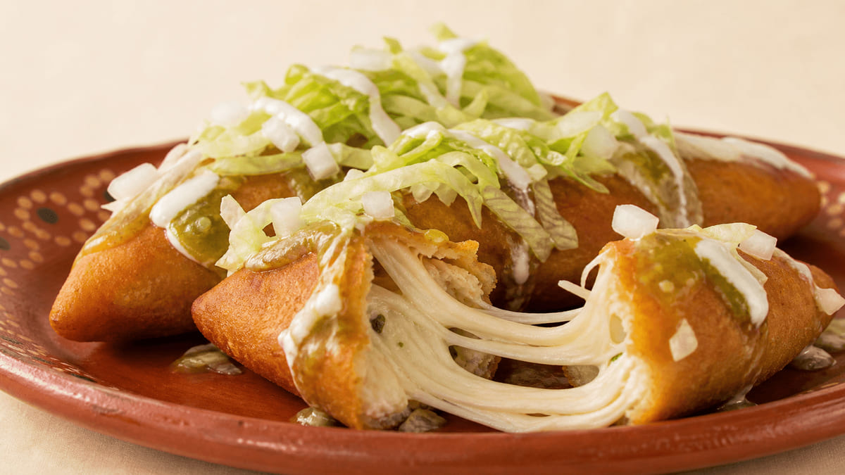 Molotes veracruzanos rellenos de queso Oaxaca