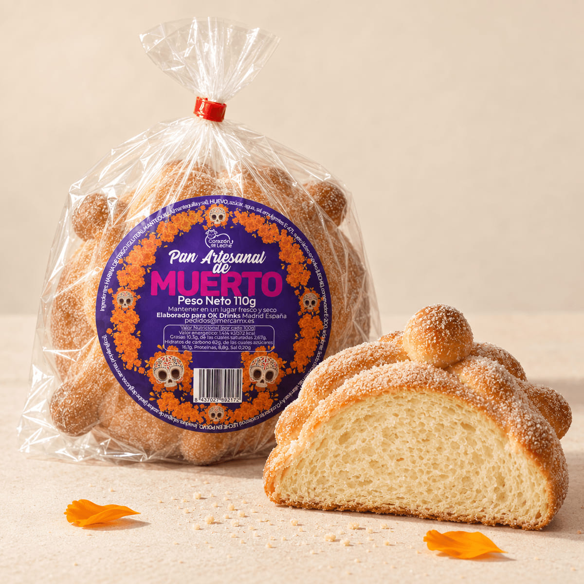 Pan de Muerto abierto por la mitad mostrando la miga de brioche, junto a la pieza entera en su bolsa