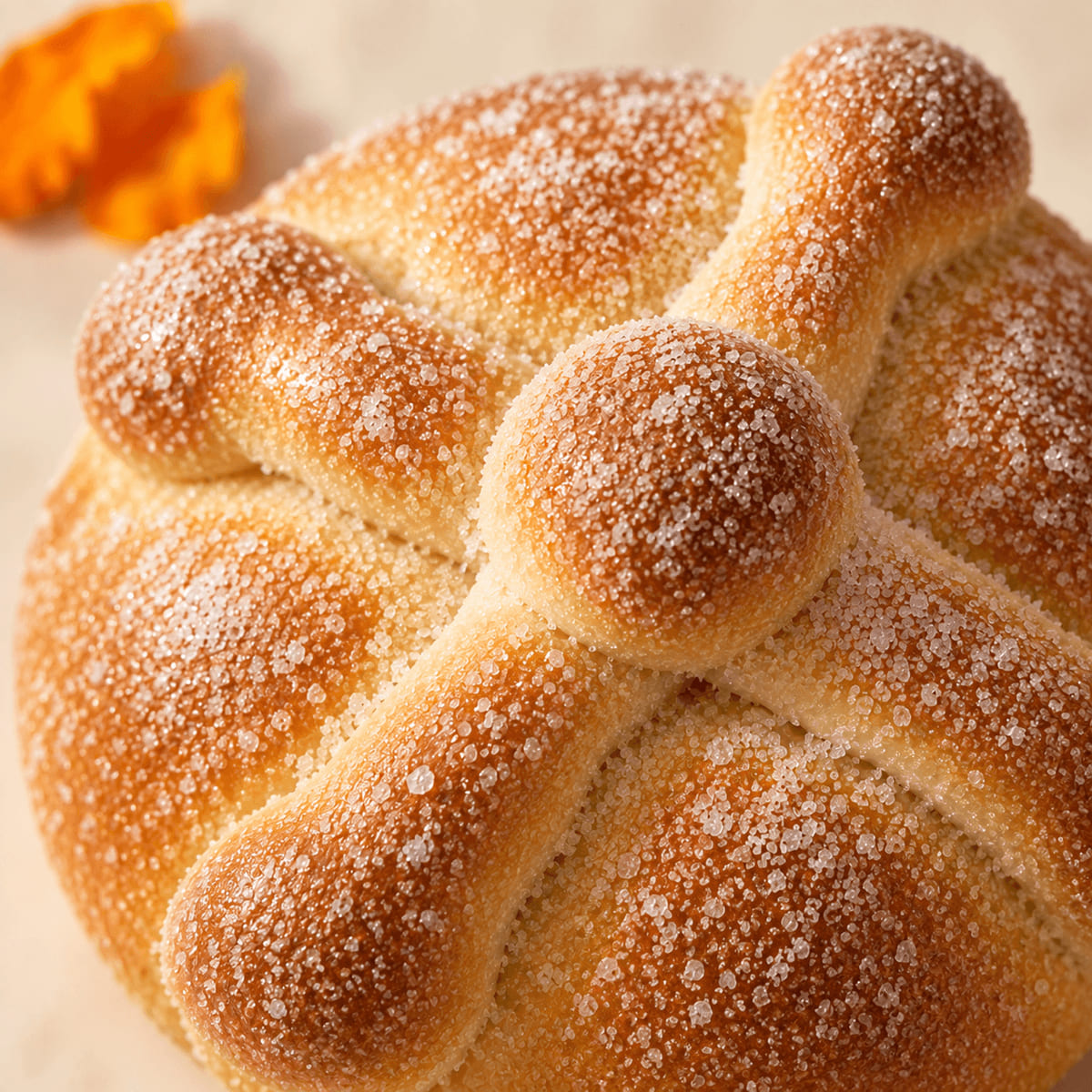 Detalle de los huesos de masa y el azúcar sobre la corteza del pan de muerto