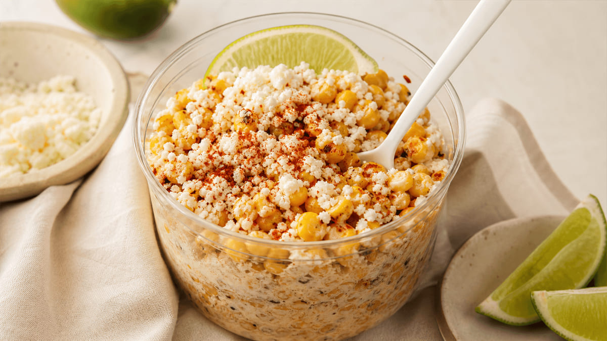 Esquites mexicanos en vaso con cotija