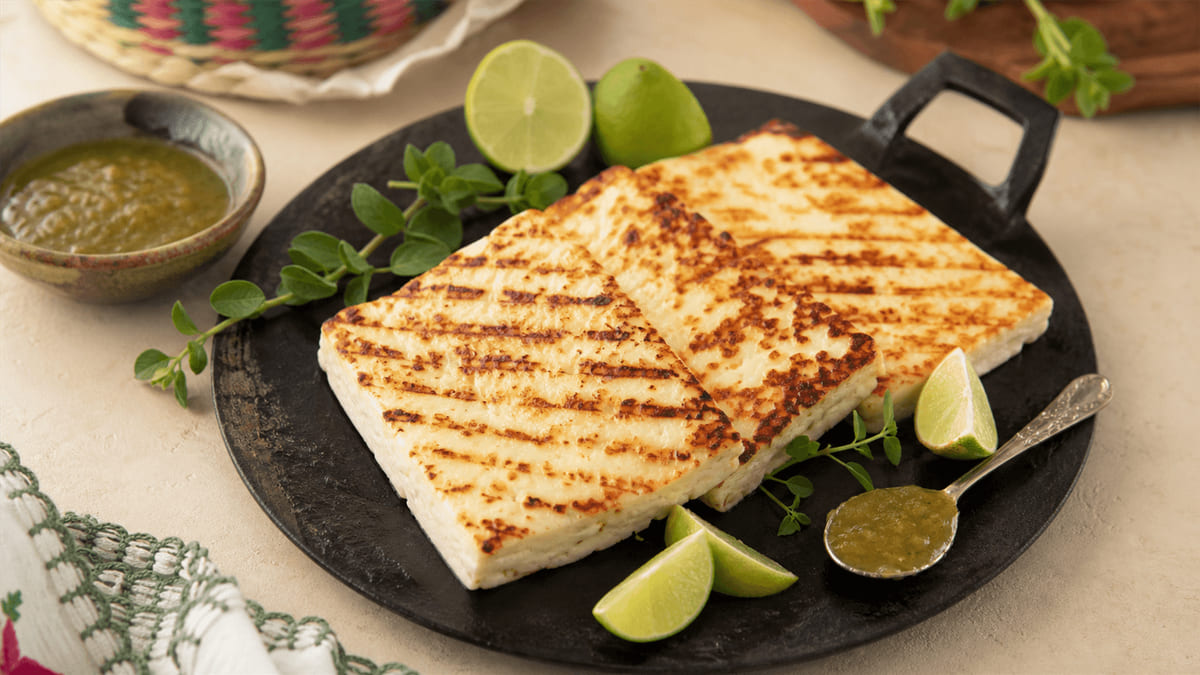 Queso panela a la plancha con marcas de asado