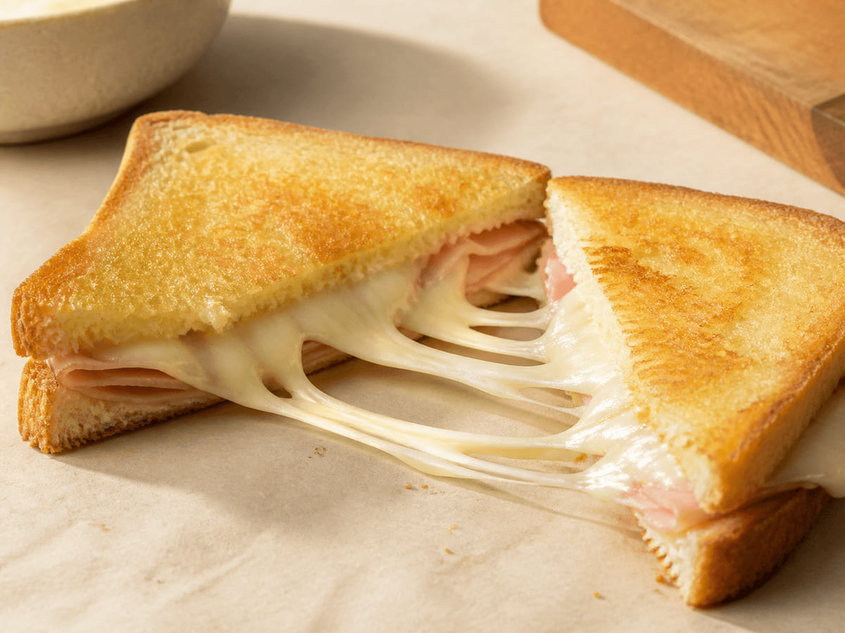 Sándwich mixto con queso Oaxaca