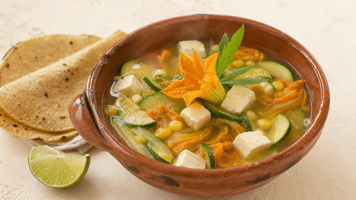 Sopa de flor de calabaza con queso Panela, receta de Morelos