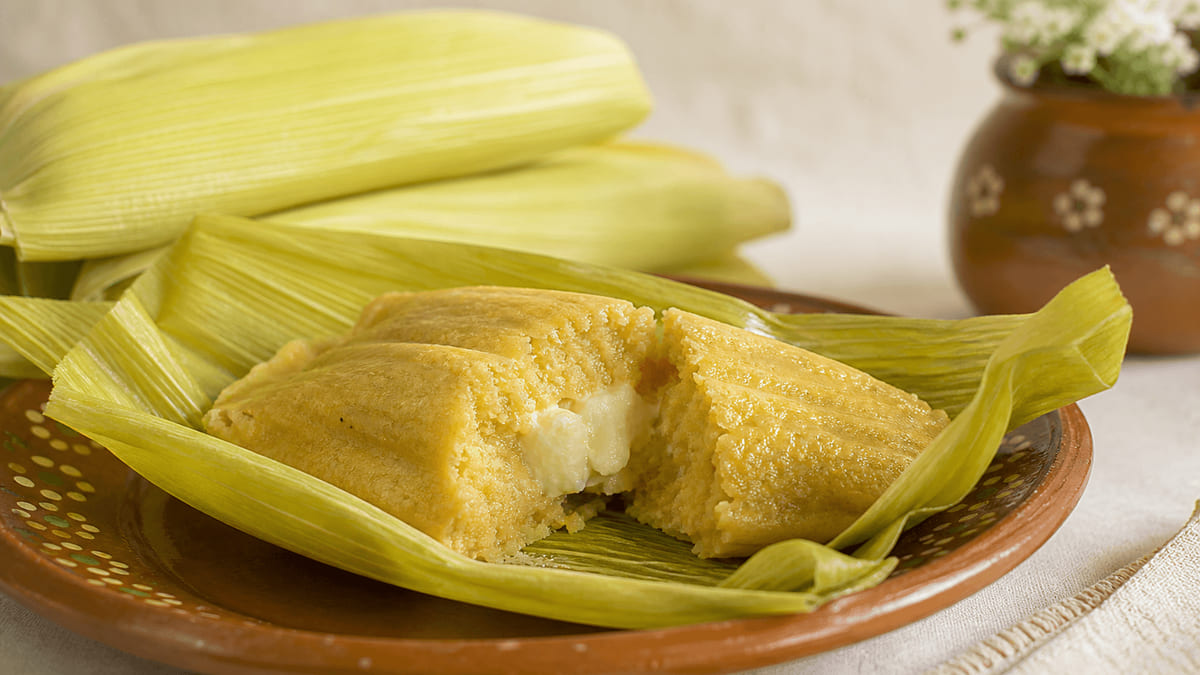 Tamal de elote con queso Panela