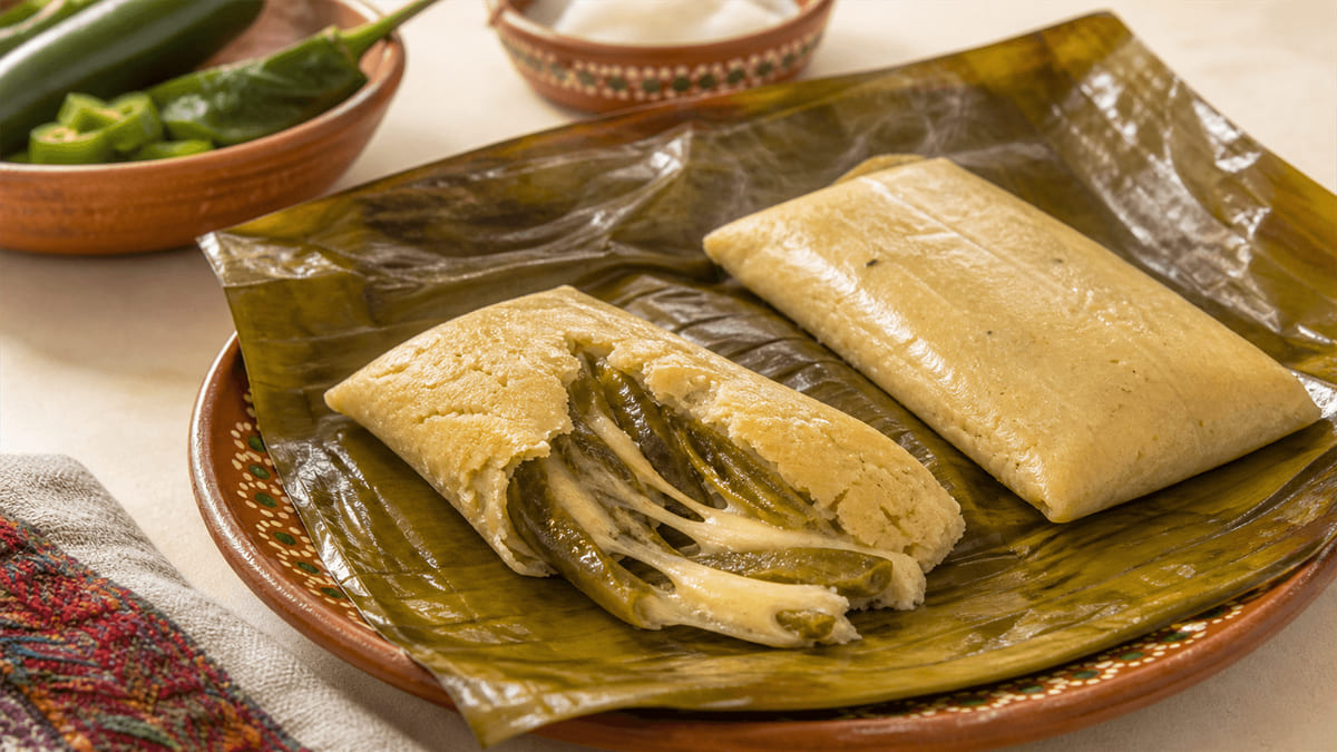 Tamales oaxaqueños de rajas con quesillo en hoja de plátano